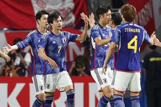 积分榜方面，法国队7胜1平不败收官榜首出线，希腊4胜1平3负小组第三将参加附加赛。